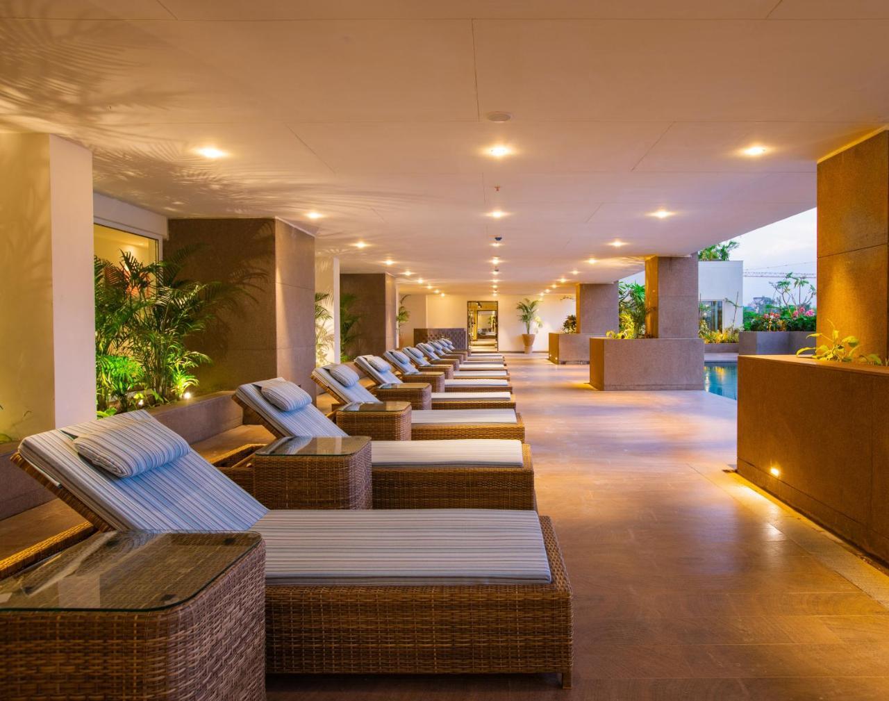 Lemon Tree Premier Center होटल