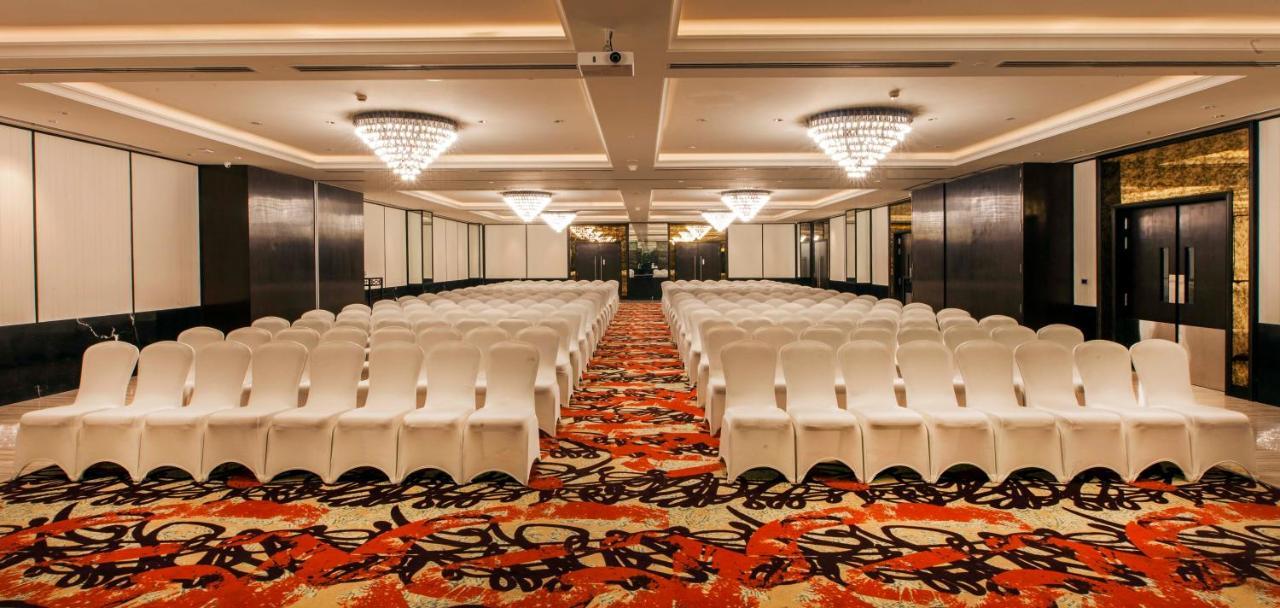 होटल Lemon Tree Premier Center Pune